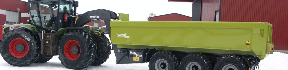 Hákový nosič Metsjo Metaflex se závěsem husí krk za traktorem CLAAS Xerion.