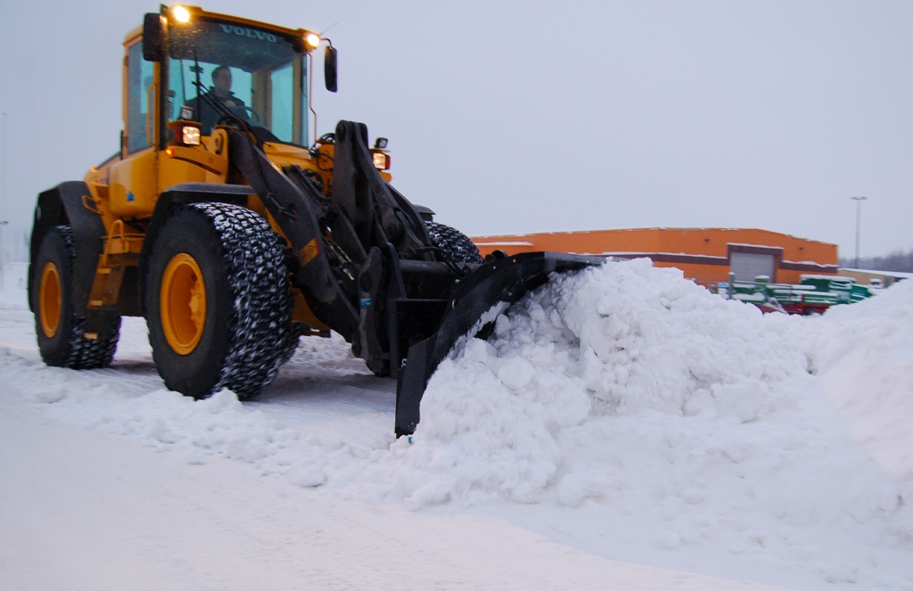 Sněhové pluhy pro komunální vozy a traktory - jak pomáhají?