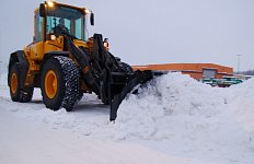 Sněhové pluhy pro komunální vozy a traktory - jak pomáhají?